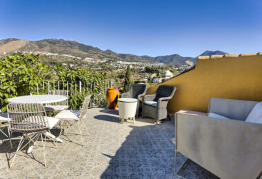 Lovely 5-bedroom villa with separate apartment in Torremuelle