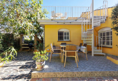 Lovely 5-bedroom villa with separate apartment in Torremuelle
