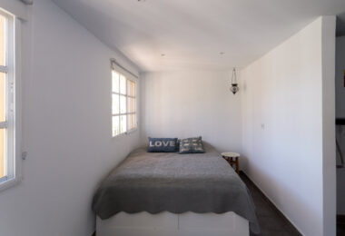 Lovely 5-bedroom villa with separate apartment in Torremuelle