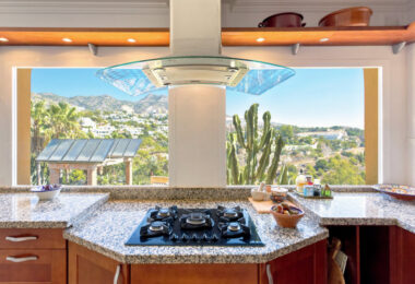 Lovely 5-bedroom villa with separate apartment in Torremuelle