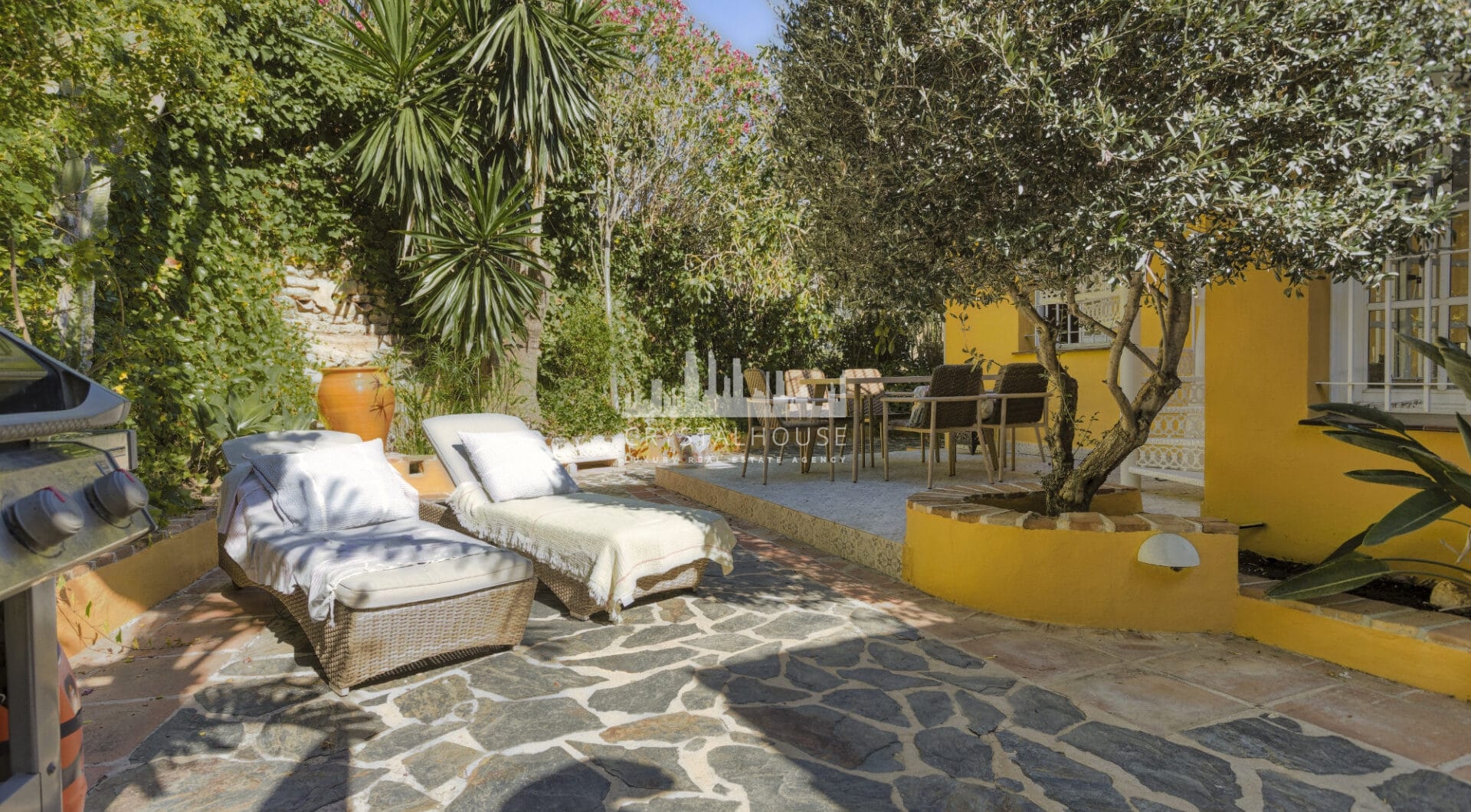 Lovely 5-bedroom villa with separate apartment in Torremuelle