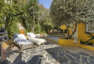 Lovely 5-bedroom villa with separate apartment in Torremuelle