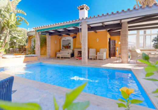 Lovely 5-bedroom villa with separate apartment in Torremuelle