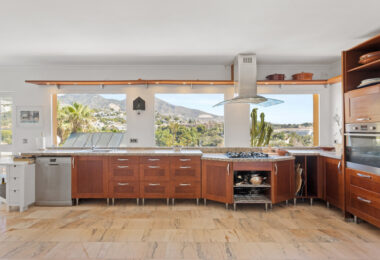 Lovely 5-bedroom villa with separate apartment in Torremuelle