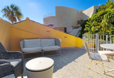 Lovely 5-bedroom villa with separate apartment in Torremuelle