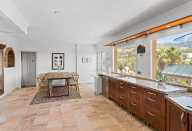 Lovely 5-bedroom villa with separate apartment in Torremuelle