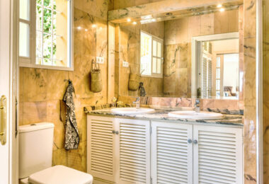 Lovely 5-bedroom villa with separate apartment in Torremuelle