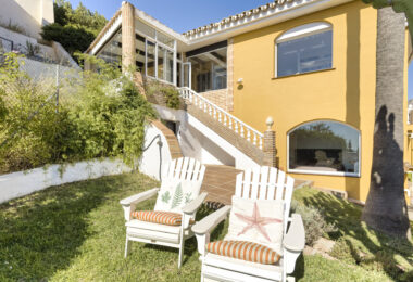 Lovely 5-bedroom villa with separate apartment in Torremuelle