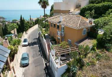 Lovely 5-bedroom villa with separate apartment in Torremuelle