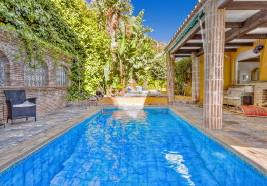 Lovely 5-bedroom villa with separate apartment in Torremuelle