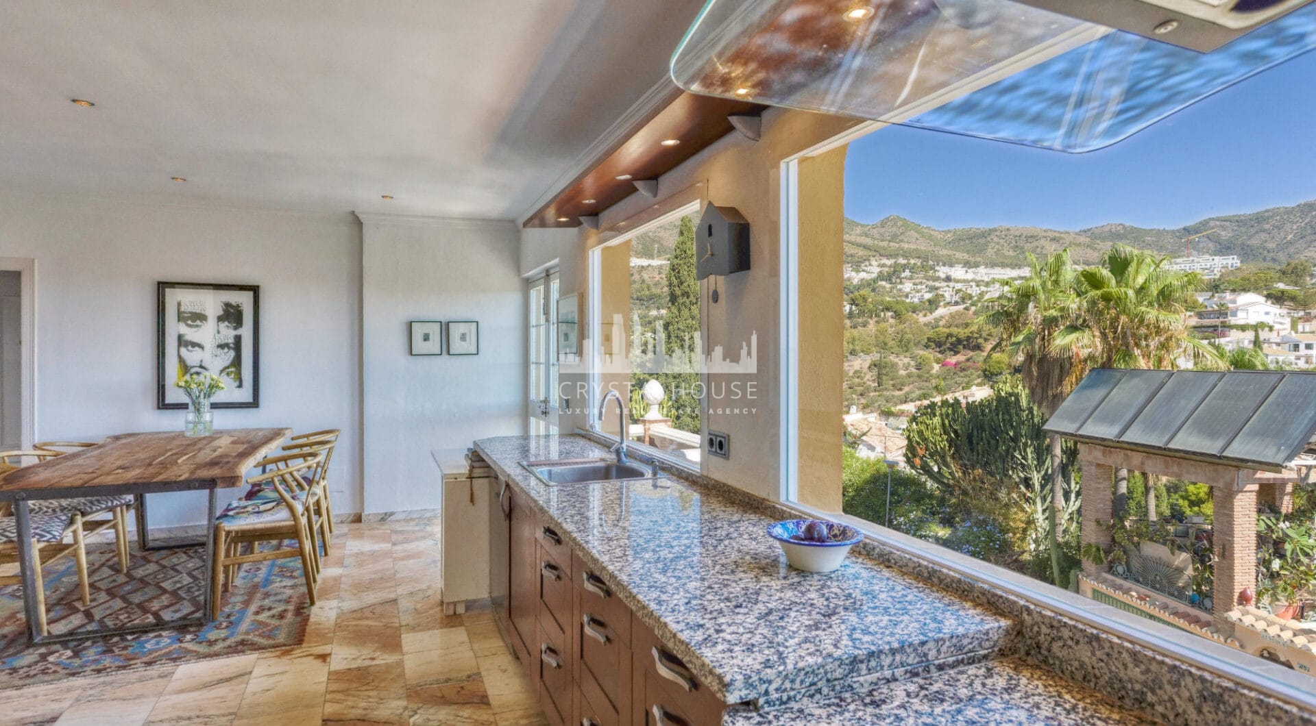 Lovely 5-bedroom villa with separate apartment in Torremuelle