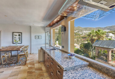 Lovely 5-bedroom villa with separate apartment in Torremuelle