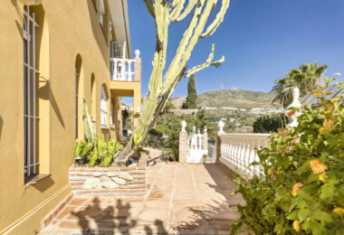 Lovely 5-bedroom villa with separate apartment in Torremuelle
