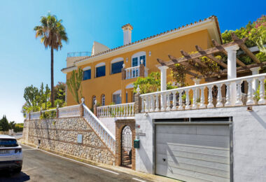 Lovely 5-bedroom villa with separate apartment in Torremuelle