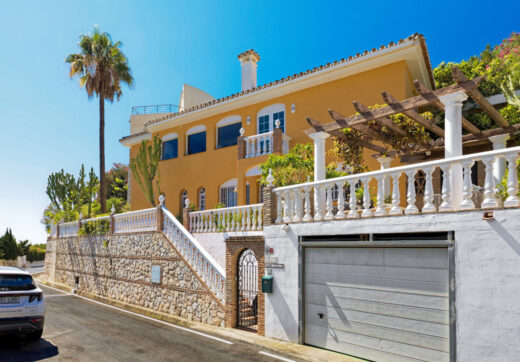Lovely 5-bedroom villa with separate apartment in Torremuelle