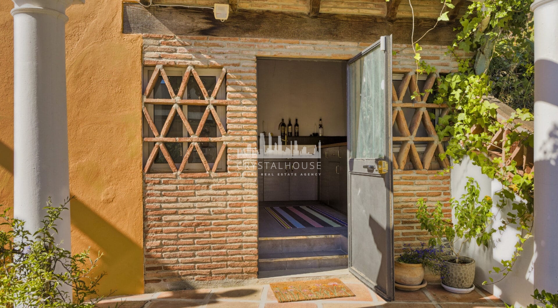 Lovely 5-bedroom villa with separate apartment in Torremuelle