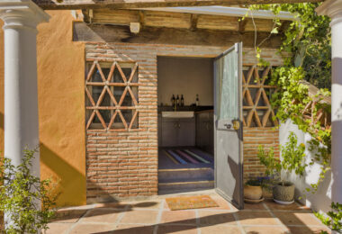 Lovely 5-bedroom villa with separate apartment in Torremuelle