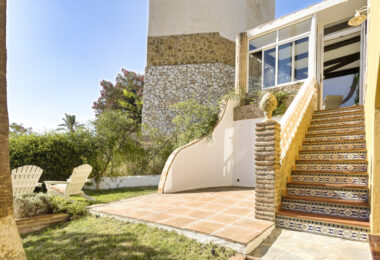 Lovely 5-bedroom villa with separate apartment in Torremuelle