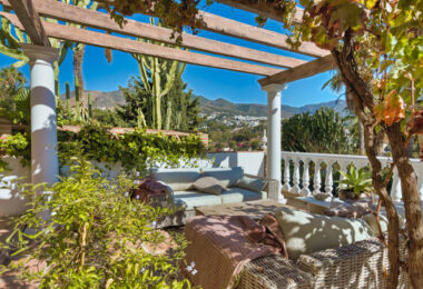 Lovely 5-bedroom villa with separate apartment in Torremuelle