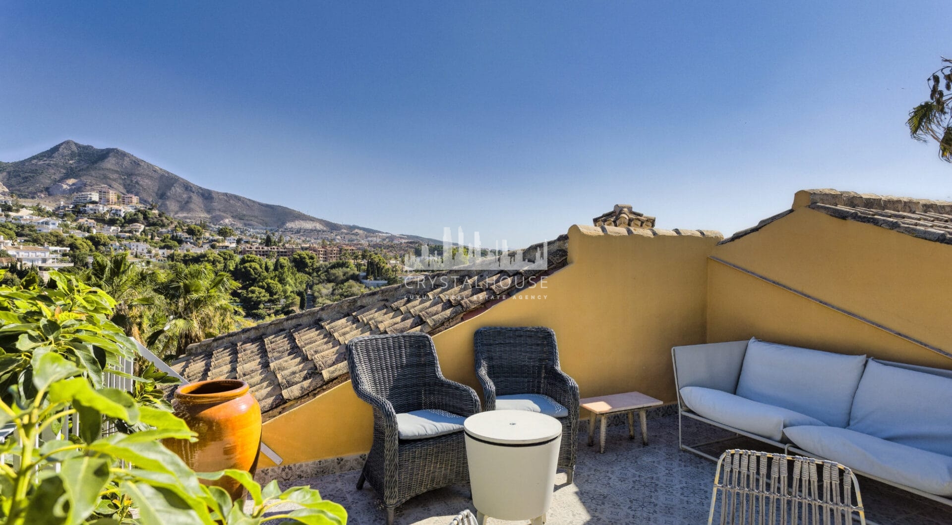 Lovely 5-bedroom villa with separate apartment in Torremuelle
