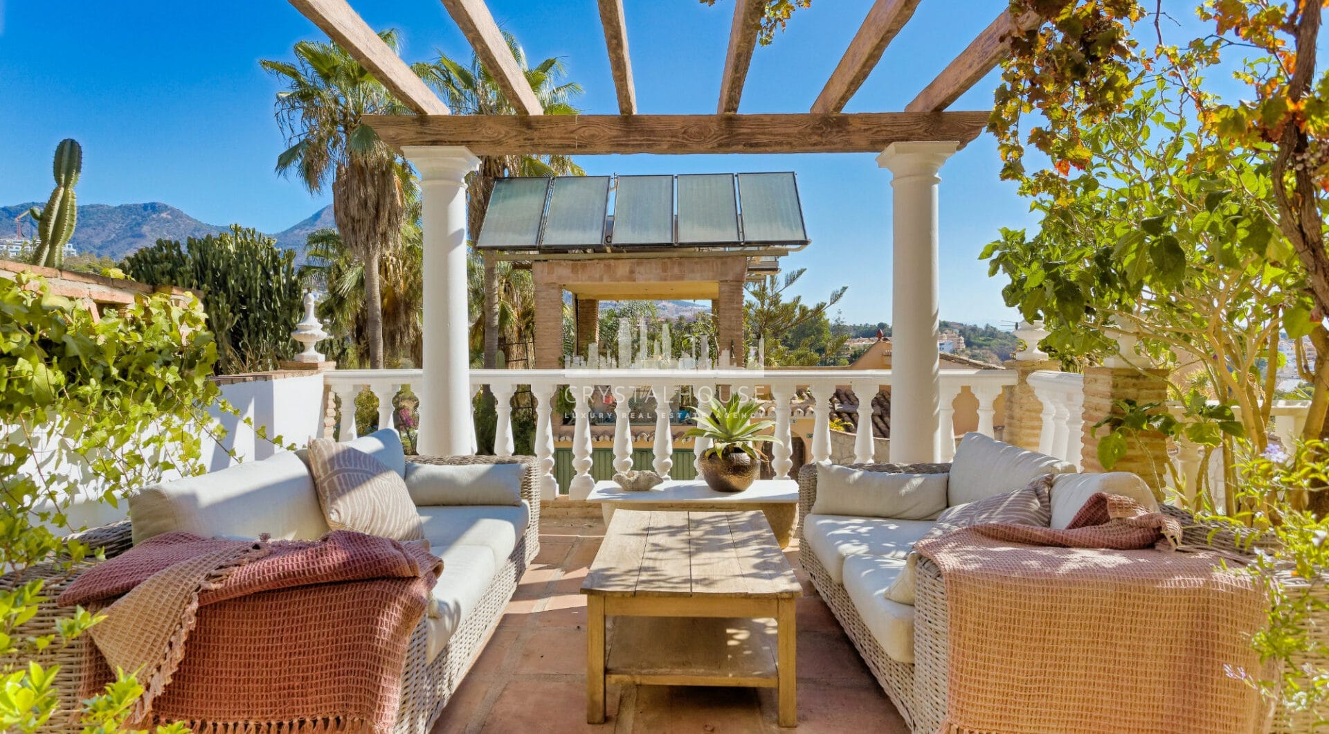 Lovely 5-bedroom villa with separate apartment in Torremuelle