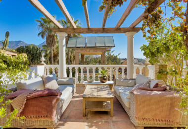 Lovely 5-bedroom villa with separate apartment in Torremuelle