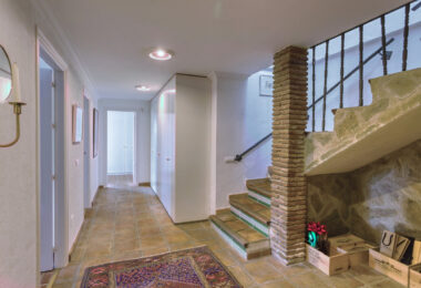 Lovely 5-bedroom villa with separate apartment in Torremuelle