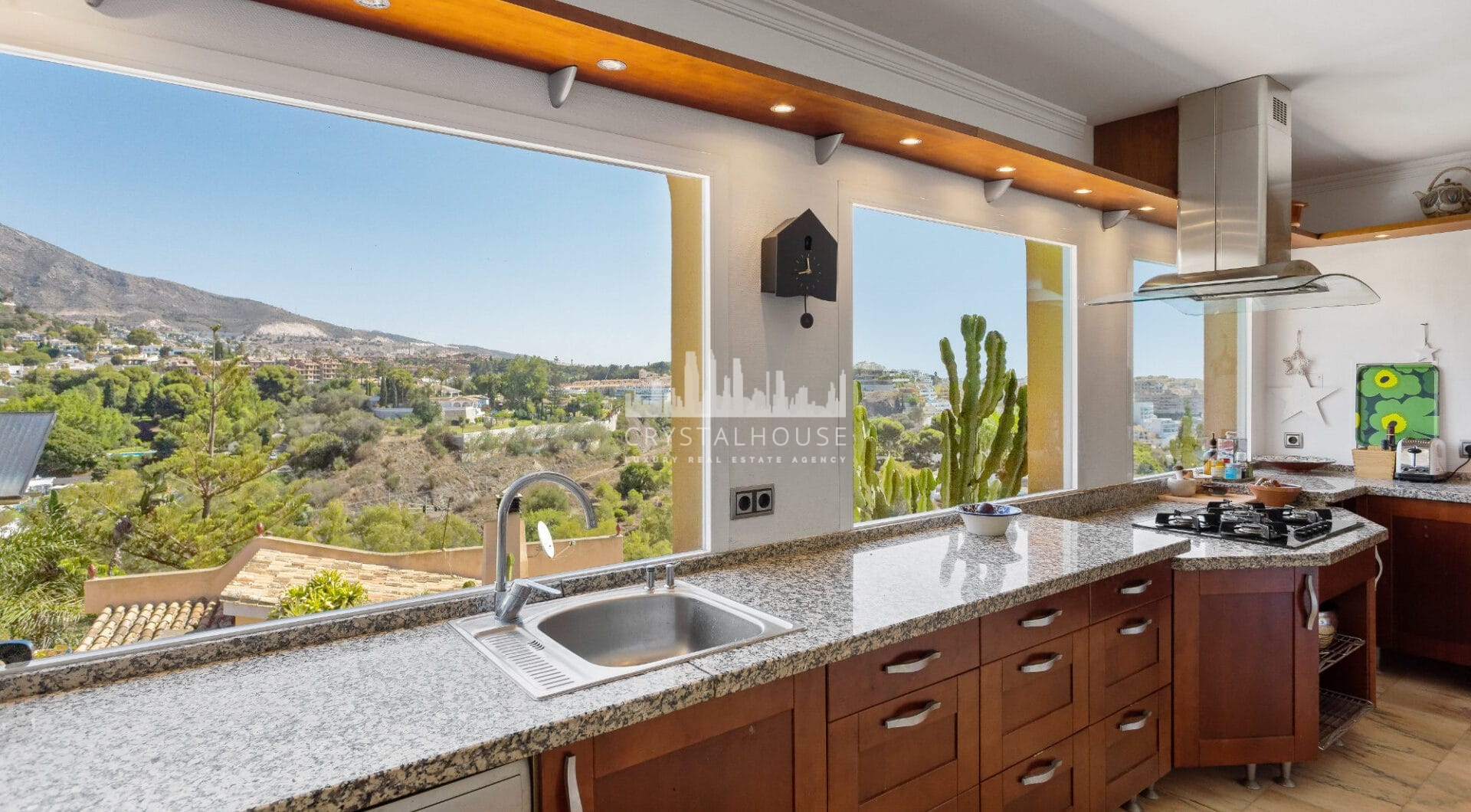 Lovely 5-bedroom villa with separate apartment in Torremuelle