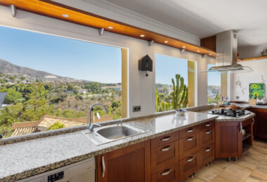 Lovely 5-bedroom villa with separate apartment in Torremuelle