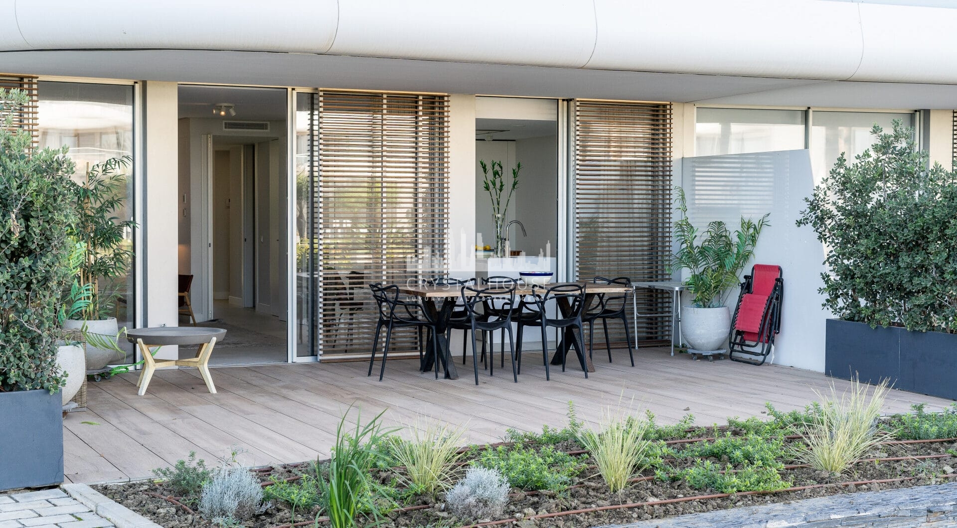 Luxurious beachfront apartment with private garden