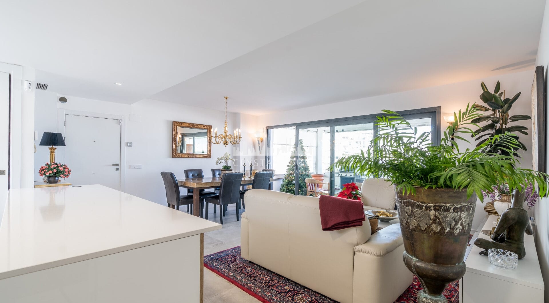 Modern 3-bedroom apartment with large terrace!