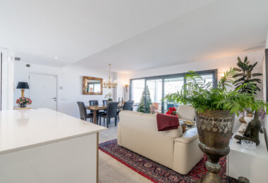Modern 3-bedroom apartment with large terrace!