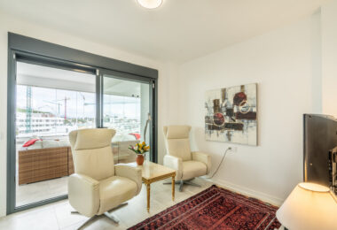 Modern 3-bedroom apartment with large terrace!
