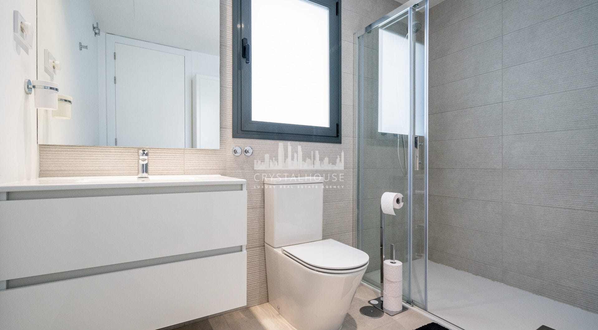 Modern 3-bedroom apartment with large terrace!