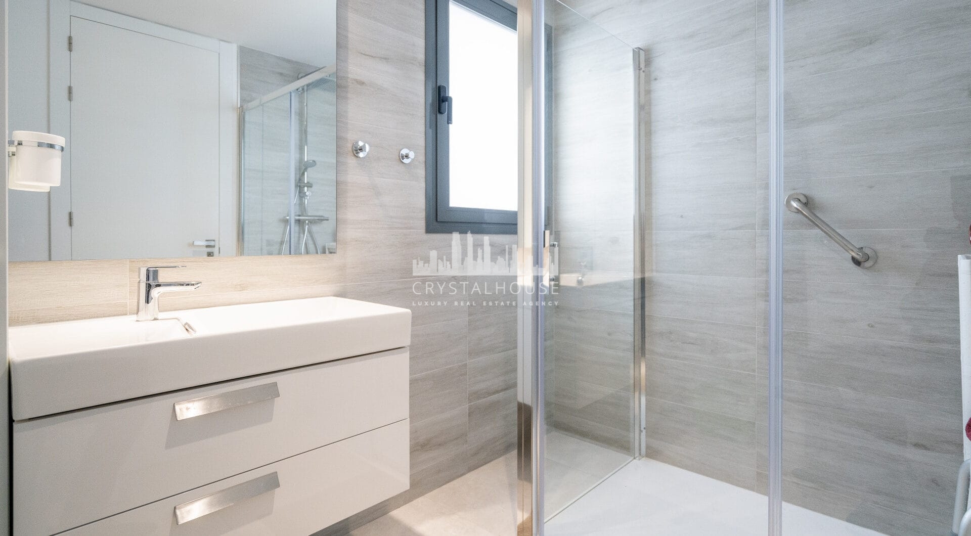 Modern 3-bedroom apartment with large terrace!