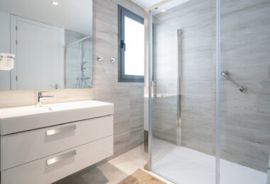 Modern 3-bedroom apartment with large terrace!