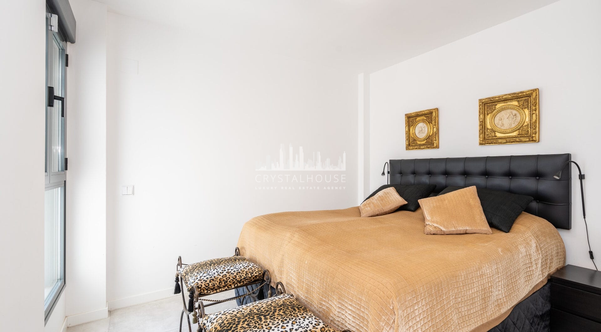 Modern 3-bedroom apartment with large terrace!