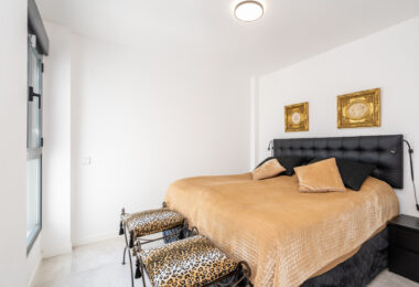 Modern 3-bedroom apartment with large terrace!