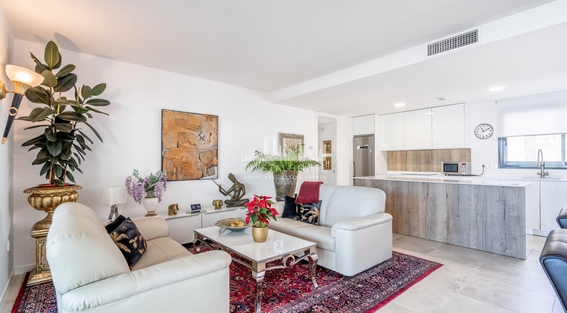 Modern 3-bedroom apartment with large terrace!