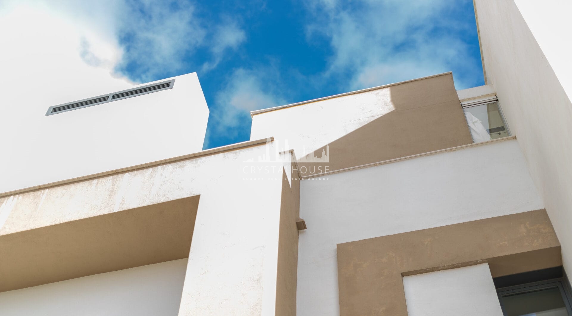Modern 3-bedroom apartment with large terrace!