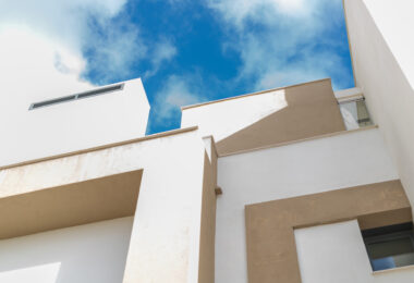 Modern 3-bedroom apartment with large terrace!