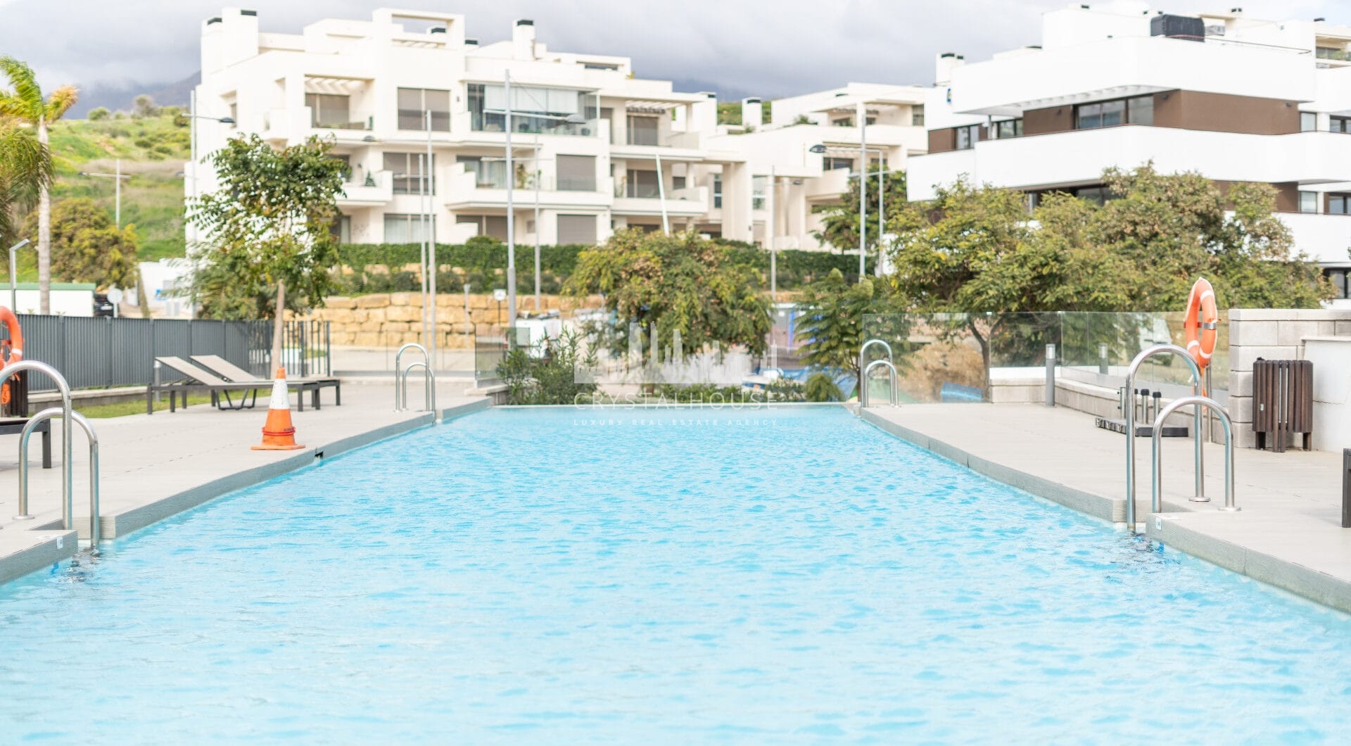Modern 3-bedroom apartment with large terrace!