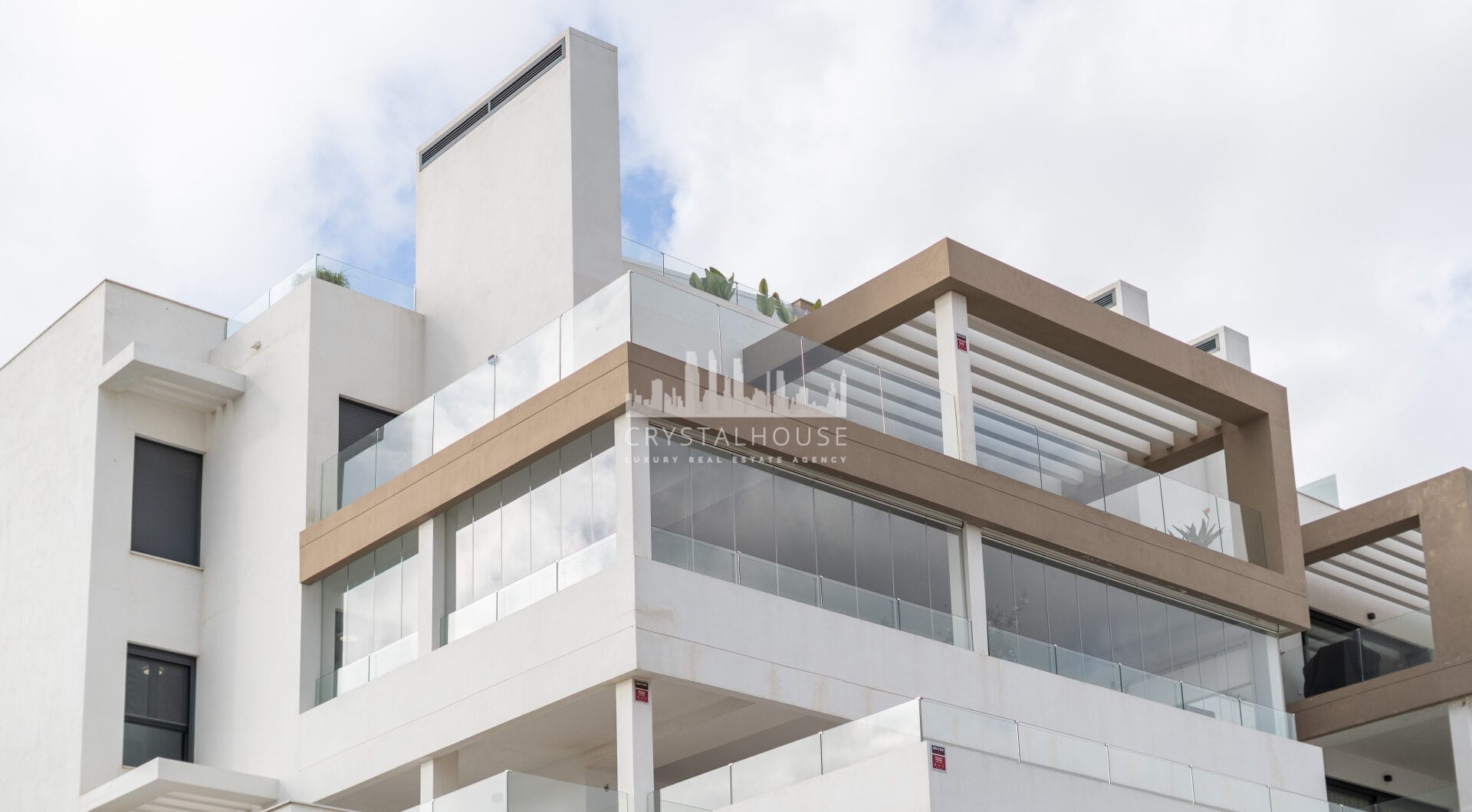 Modern 3-bedroom apartment with large terrace!