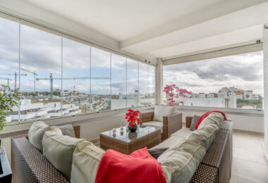 Modern 3-bedroom apartment with large terrace!
