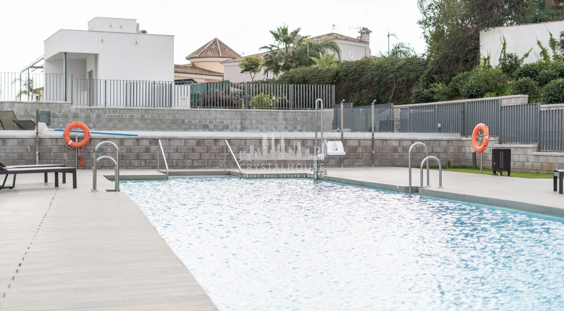 Modern 3-bedroom apartment with large terrace!