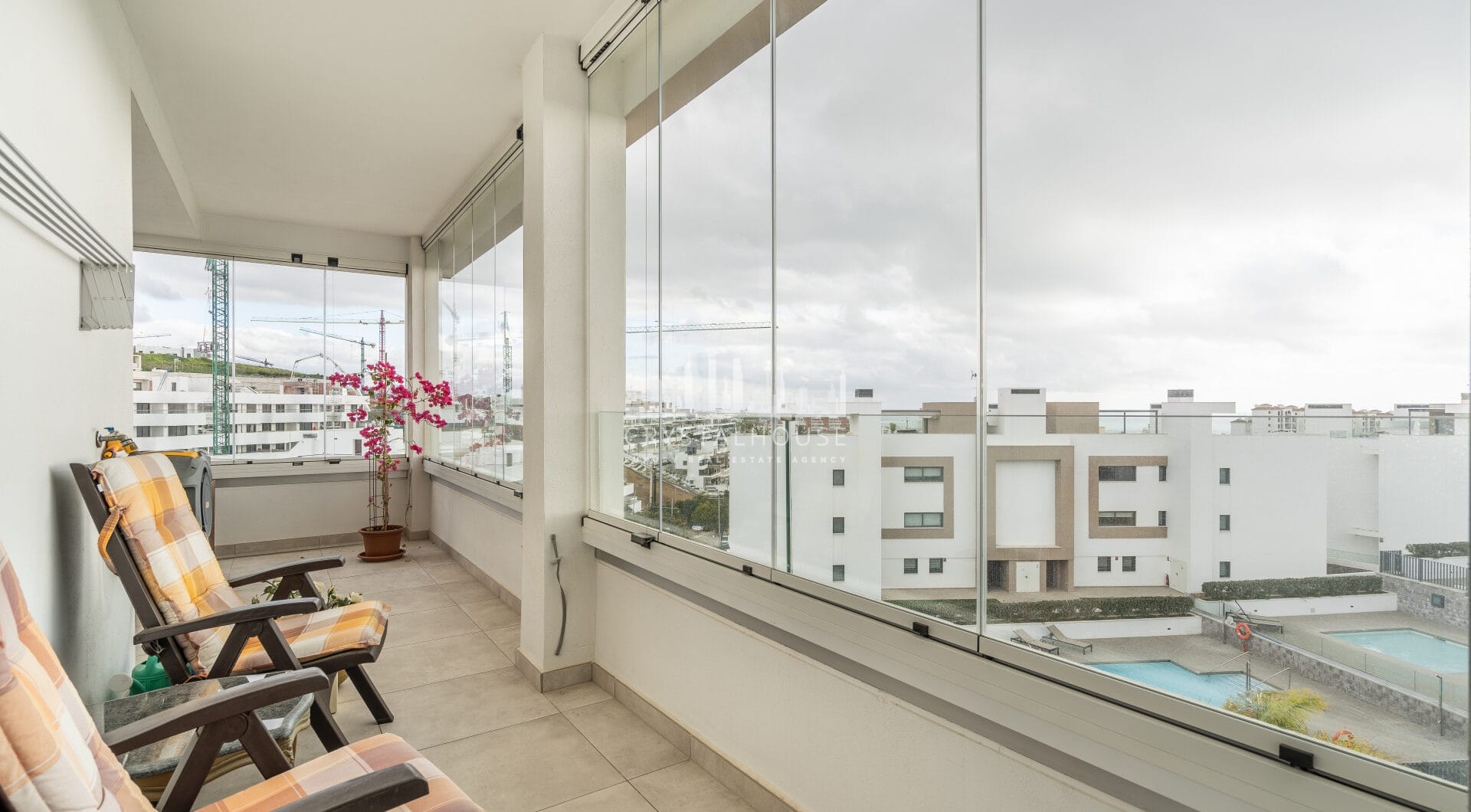 Modern 3-bedroom apartment with large terrace!