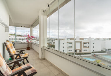 Modern 3-bedroom apartment with large terrace!