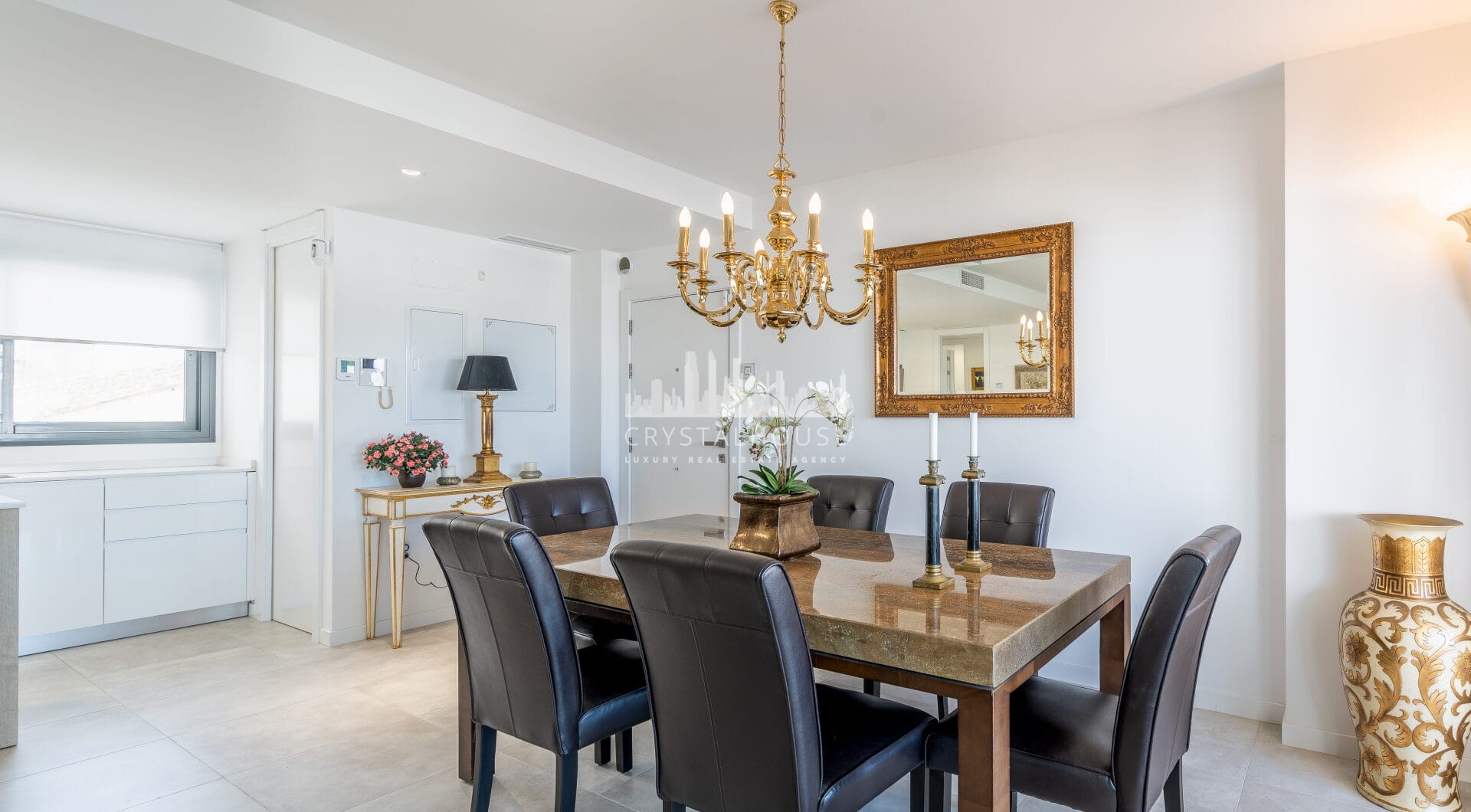 Modern 3-bedroom apartment with large terrace!