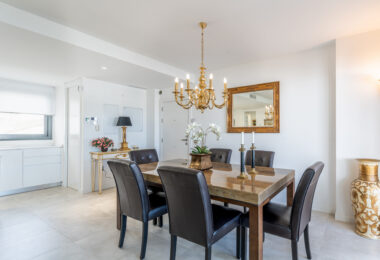 Modern 3-bedroom apartment with large terrace!