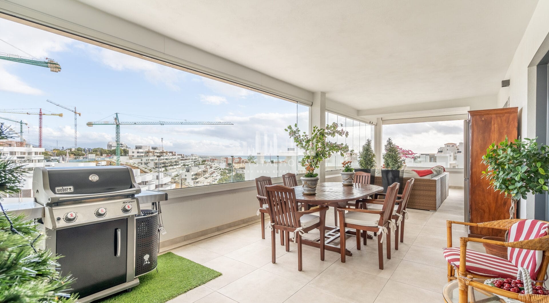 Modern 3-bedroom apartment with large terrace!